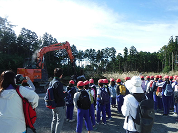 プロセッサ(高性能林業機械)の実演を見学の写真