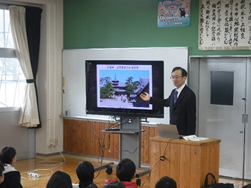 熱心に講義を聴く子供たちの写真1
