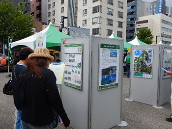 写真:事業紹介パネル展示