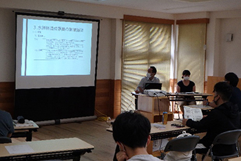 写真:講演中の様子