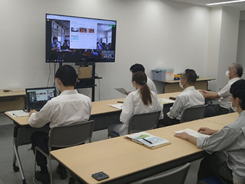 写真:Web会議アプリを利用した事前授業
