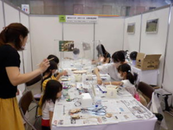 写真:楽しそうにうちわに絵を描いている子供たち1