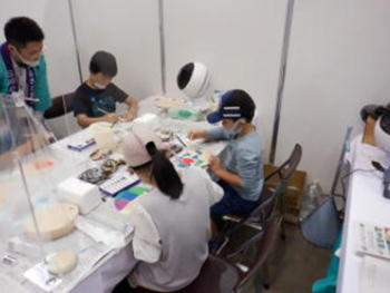 写真:楽しそうにうちわに絵を描いている子供たち2