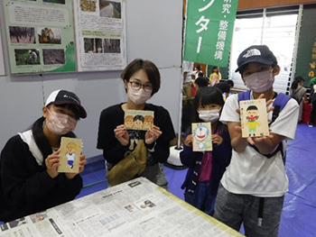 写真:パネル配布