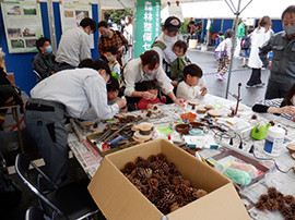 写真:まつぼっくり工作