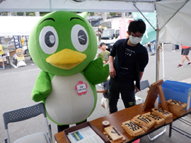 写真:坂町の公認キャラクター「坂 うめじろう」