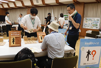 写真:木偏の漢字あてクイズに挑戦