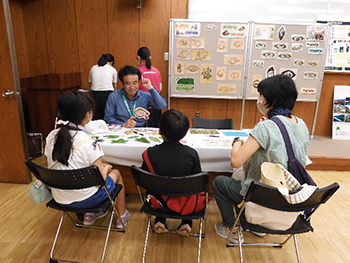 写真:大好評のリーフアート実演