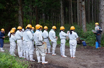 写真：水源林造成事業の解説を聞く柴田農林高等学校の生徒