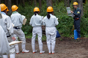 写真：育成複層林の解説を聞く柴田農林高等学校の生徒