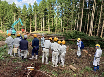 写真：プロセッサの操作説明を聞く柴田農林高等学校の生徒