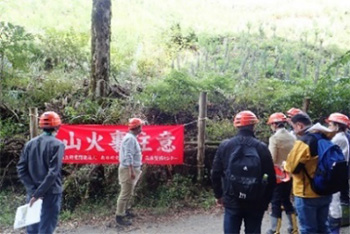 写真：●センターの再発防止対策（横断幕）