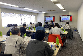 写真:最近のドローンの活用事例等の説明