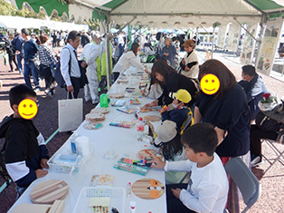 写真:うちわ作成の様子1