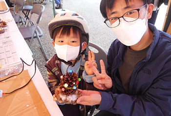 写真:親子で松ぼっくりを使った工作