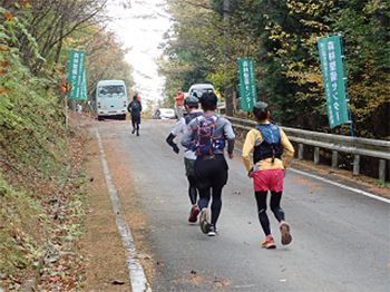 写真:森林整備センターの旗を設置されたコースを走る選手