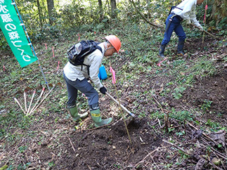 写真:ポット苗木が置けるように地均し