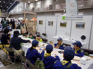 写真:木のうちわ・ペンダント工作