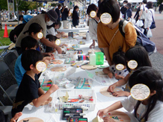 写真:うちわ作成の様子