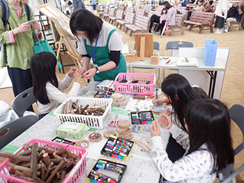 写真1：木のボールペン・コースター作り