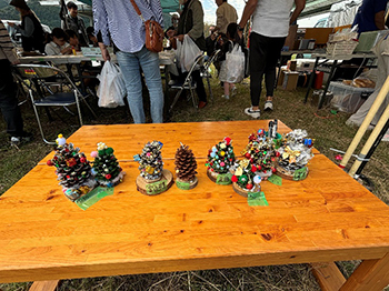 写真：松ぼっくりのクリスマスツリー作り