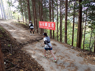 写真：横断幕設置箇所を選手が通過する状況