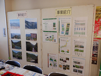 写真2：事業紹介パネル展示・造林地の写真展示