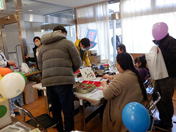 写真2：まつぼっくり・どんぐりを使った工作コーナー