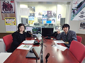写真：パーソナリティ石田さん(左)と記念撮影