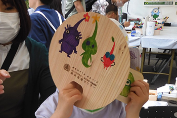 写真：うちわ・コースターは間伐材