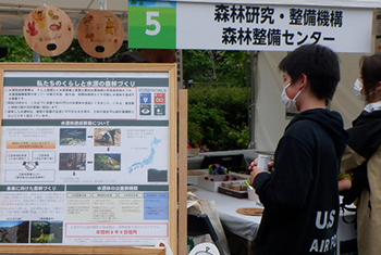 写真：パネル展示で事業をPR