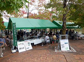 写真：森林整備センターの事業を紹介するパネル展示