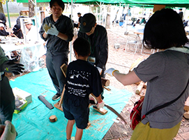写真：丸太切り体験