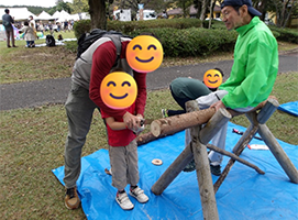 写真：丸太切り体験の様子