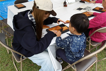 写真：匹見パズル体験の様子