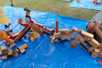 写真：積み木体験の様子