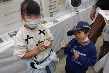 写真：木のうちわ・ペンダント工作コーナー