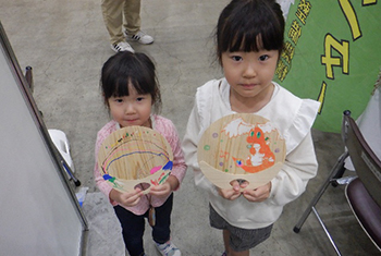 写真：木のうちわ・ペンダント工作コーナー