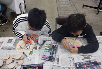 写真：木のうちわ・ペンダント工作コーナー