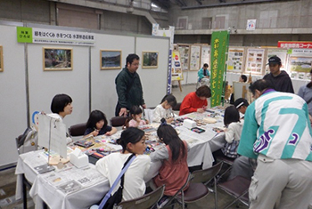 写真：木のうちわ・ペンダント工作コーナー