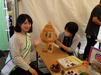 テント内で木偏の漢字クイズに挑戦するミス日本みどりの大使