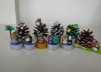 台座に松ぼっくりとドングリをアニメキャラクター着色した工作成果例