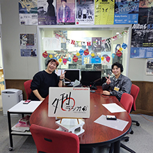 FM岩手のラジオ番組収録後の寺口職員とDJのスタジオ内記念撮影手前にタイトル「夕刊ラジオ」のボード写真