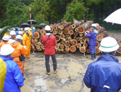 写真：林業関係者への説明・指導