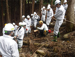 写真：伐木造材作業と刈払作業における安全な作業方法の実演、解説の様子２