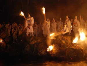 荘厳な「お水送り」の神事の写真