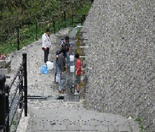 近くに設置された延命水の取水地の写真