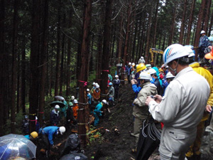 平成22年度作業道新設（のり留工）現地検討会の実施状況の写真